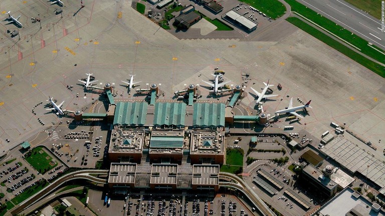 マルコ・ポーロ国際空港で、カモメの大群のために飛行機の運航が一時的に中断される出来事があった/Blom UK/Getty Images