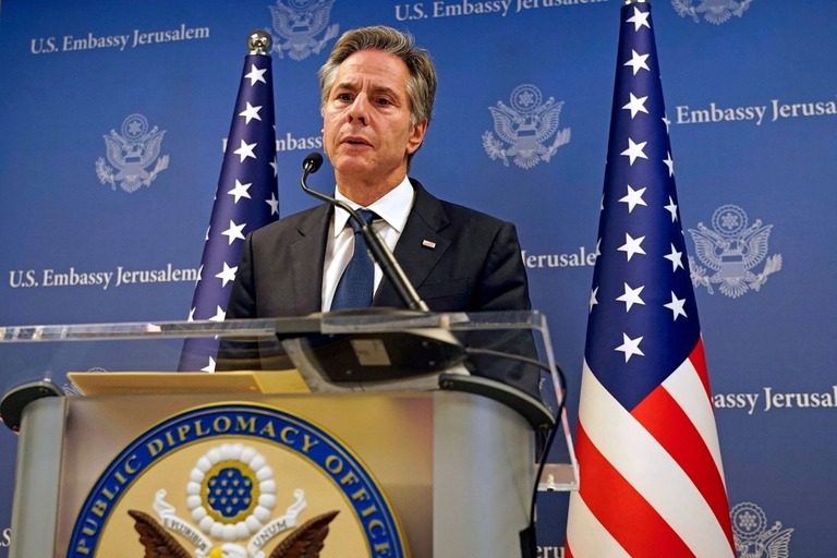 イスラエル・テルアビブで記者会見を行うブリンケン米国務長官＝１７日/Jacquelyn Martin/Pool/AFP/Getty Images
