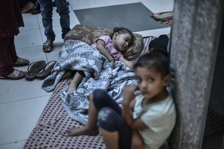 ガザ地区ハンユニスへのイスラエル軍の空爆で家が破壊され、病院に避難した家族＝１６日/Abed Zagout/Anadolu/Getty Images