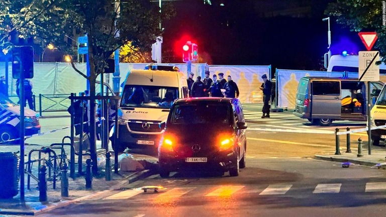 銃撃事件が発生した現場に駆けつけた警官ら＝１６日、ベルギー・ブリュッセル/Sylvain Plazy/AP