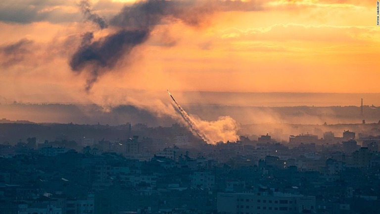 ガザ地区からイスラエルへ向けて発射されるロケット弾＝７日撮影/Fatima Shbair/AP