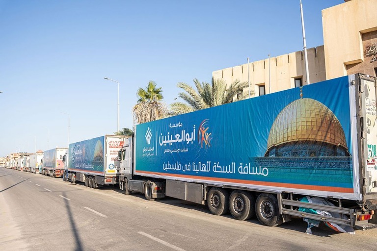 支援物資を積んだトラックの車列＝１５日、エジプト・アリシュ/Ali Moustafa/AFPGetty Images/FILE