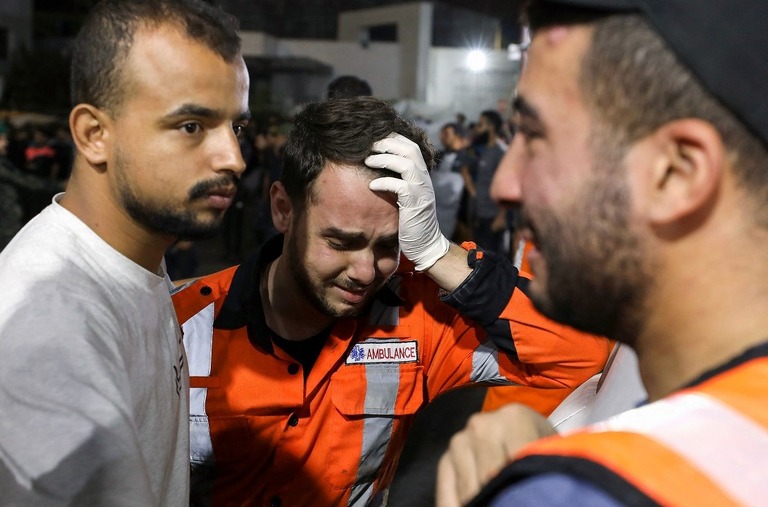 ガザ市内の病院の外で苦悶の表情を浮かべる救急医療隊員/Dawood Neme/AFP/Getty Images