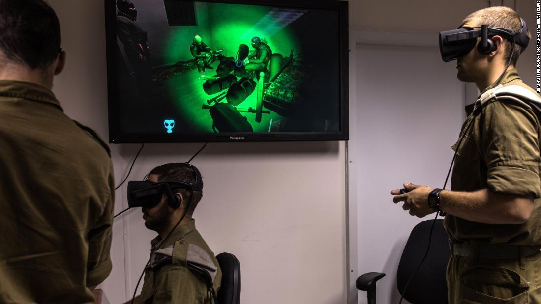 イスラム組織ハマスのトンネルを模倣した仮想現実(VR)を使って訓練を行うイスラエル軍特殊部隊の兵士=2017年4月/Rina Castelnuovo/Bloomerg/Getty Images/File