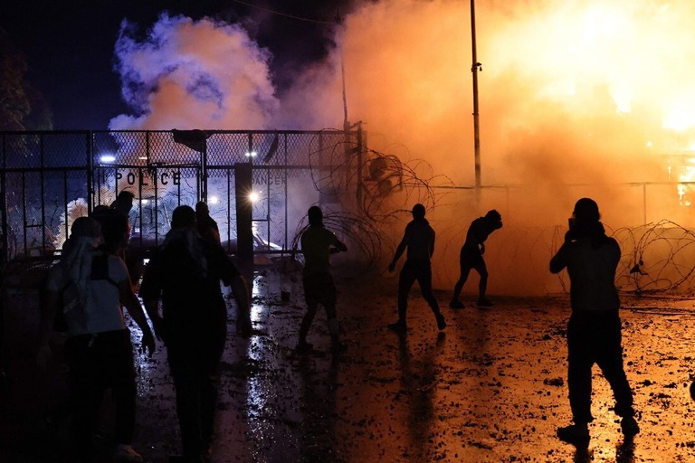 米国大使館前で衝突するデモ参加者とレバノンの治安部隊＝１８日、レバノン首都ベイルート郊外アウカル/Joseph Eid/AFP/Getty Images
