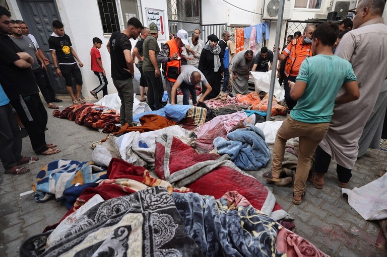 空爆により犠牲となり毛布に包まれたパレスチナ人＝１７日、パレスチナ自治区ガザ南部ラファの病院/Mohammed Abed/AFP/Getty Images