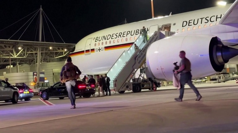 空襲警報を受けて、テルアビブの空港に駐機した飛行機からショルツ独首相が避難した/Reuters
