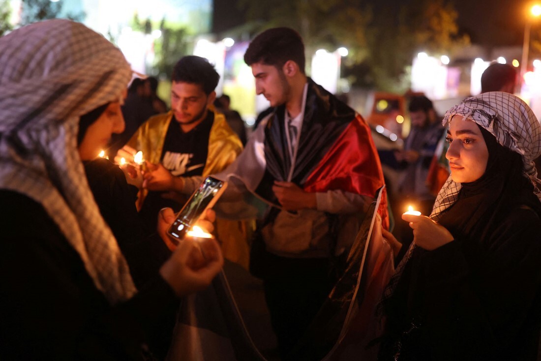 パレスチナ人を支援する集会でキャンドルに火を灯す人々=17日、イラン・テヘラン/Majid Asgaripour/WANA/Reuters