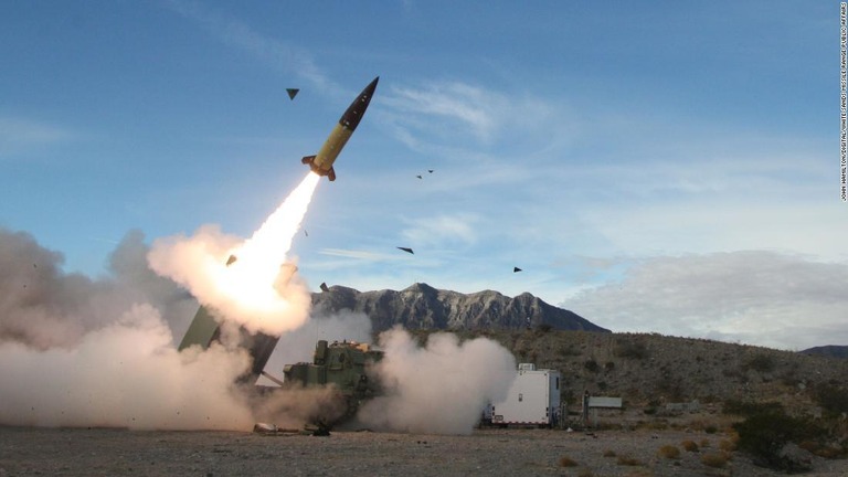 試験発射された長距離ミサイル「ＡＴＡＣＭＳ（エイタクムス）」＝２０２１年１２月１４日、米ニューメキシコ州のホワイトサンズ/John Hamilton/Digital/White Sands Missile Range Public Affairs