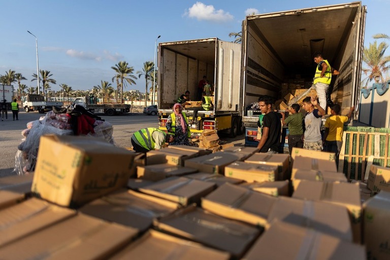 エジプト側で、ガザに向かうトラックに食料と支援物資を積み込むボランティア/Mahmoud Khaled/Getty Images