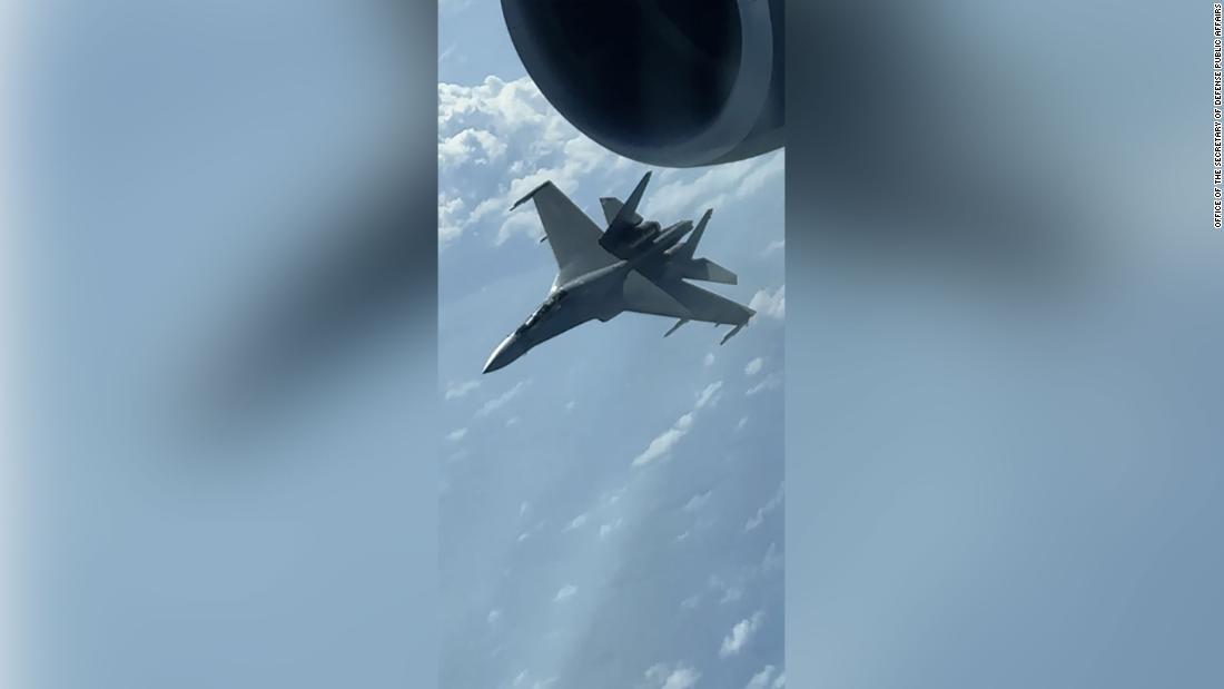 米軍機の下約15メートルの距離に高速で接近する人民解放軍の戦闘機/Office of the Secretary of Defense Public Affairs