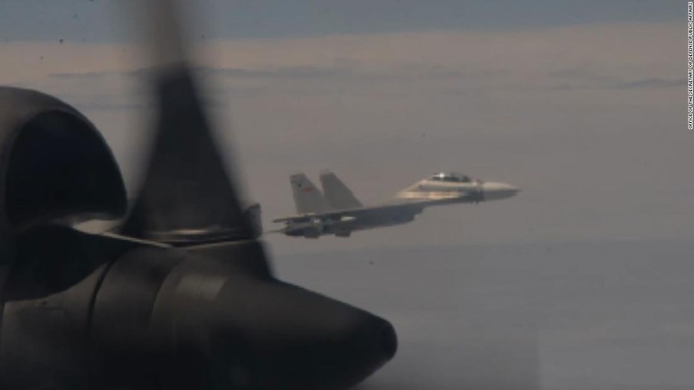 国防総省が新たに公開した画像と映像には東シナ海上で中国人民解放軍の戦闘機数機が米軍機に異常接近した行為が捉えられている/Office of the Secretary of Defense Public Affairs