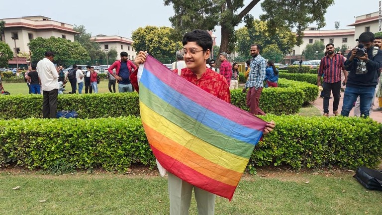 性的少数者の権利を主張する人＝１７日、インドの最高裁判所前/Tanushree Pandy/CNN