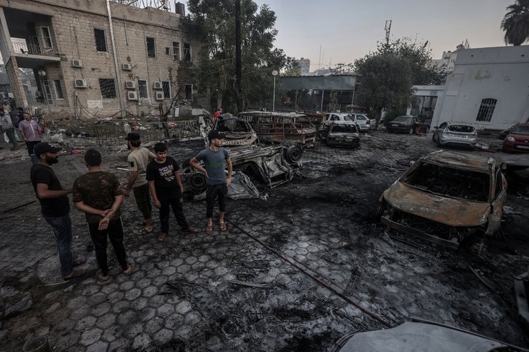 パレスチナ自治区ガザ地区で発生した病院爆撃の現場/Ali Jadallah/Anadolu via Getty Images