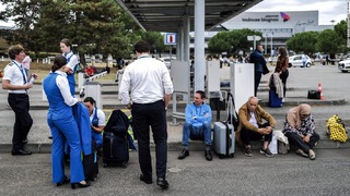 仏南西部トゥールーズの空港で、施設の外に避難する旅行者や空港職員ら