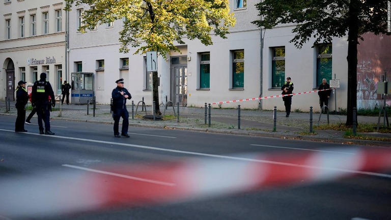 ベルリンで、シナゴーグに向けて火炎瓶が投げつけられる事件が発生した/Markus Schreiber/AP
