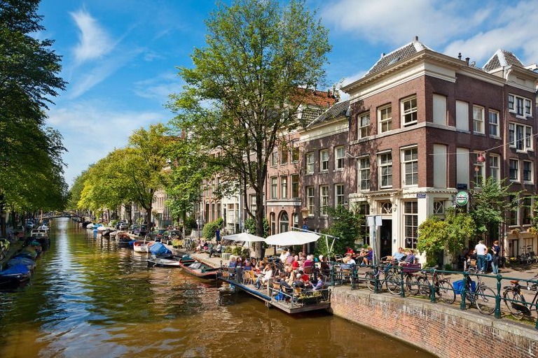 オーバーツーリズム対策を進めるオランダの首都アムステルダム/Sylvain Sonnet/The Image Bank RF/Getty Images