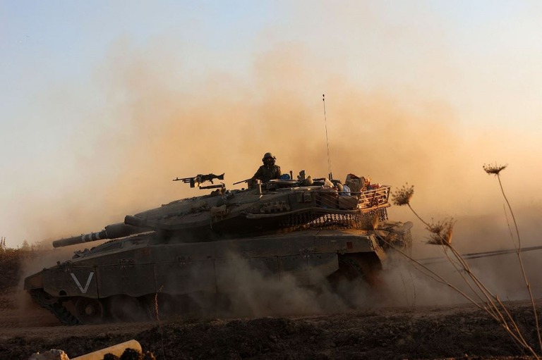 ガザ地区との境界に沿って移動するイスラエル軍の戦車/Cohen Magen/AFP/Getty Images