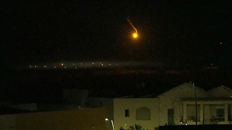 夜空に光る照明弾など、ガザ境界では軍事活動増加の兆候が見て取れる/CNN