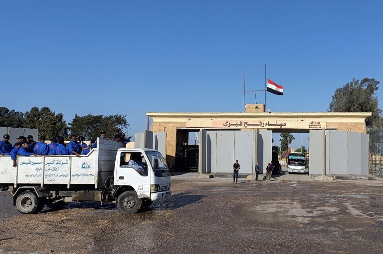 開通を控えたラファ検問所のエジプト側にトラックで到着した清掃作業員ら/Stringer/Reuters