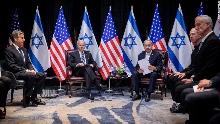 イスラエルのネタニヤフ首相（中央右）と会談を行うバイデン米大統領＝１８日、イスラエル・テルアビブ/Miriam Alster/Pool/AP