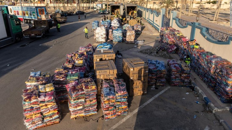 積まれた援助物資＝１６日、エジプト・北シナイ/Mahmoud Khaled/Getty Images