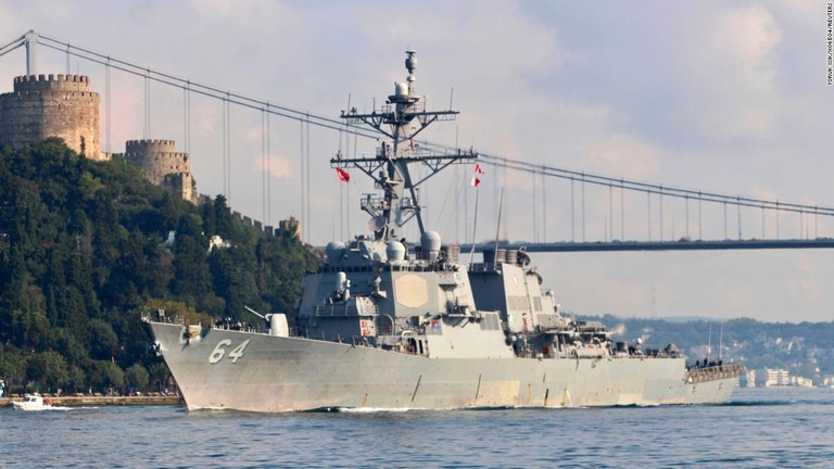 米海軍のミサイル駆逐艦「カーニー」＝２０１８年、ボスポラス海峡/Yoruk Isik/Reuters/File