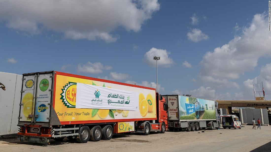 ラファ検問所でガザ地区への入国許可を待つ支援物資のトラック＝１９日、エジプト・北シナイ/Mahmoud Khaled/Getty Images