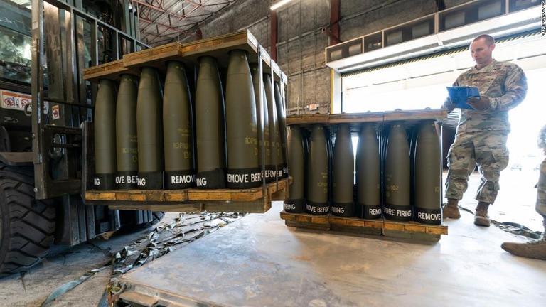 米デラウェア州の空軍基地でウクライナに送られることになる砲弾を確認する三等軍曹/Alex Brandon/AP