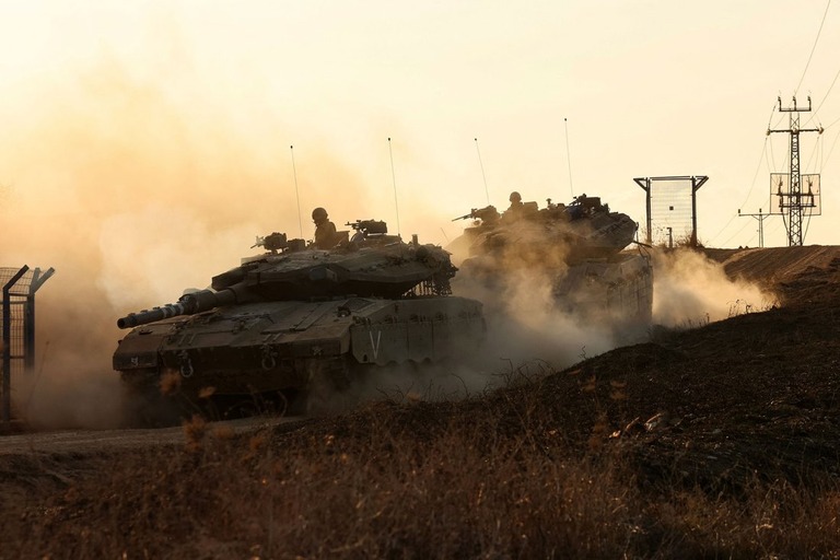 ガザ地区との境界に沿って移動するイスラエル軍の戦車/Gil Cohen Magen/AFP/Getty Images