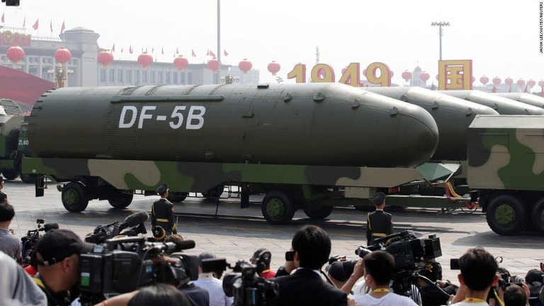 ２０１９年、天安門広場の軍事パレードに登場した大陸間弾道ミサイル/Jason Lee/Reuters/File