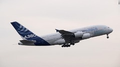 世界最大の旅客機「エアバスＡ３８０」は２０２２年３月２５日、持続可能な航空燃料（ＳＡＦ）のみを動力に試験飛行を実施した