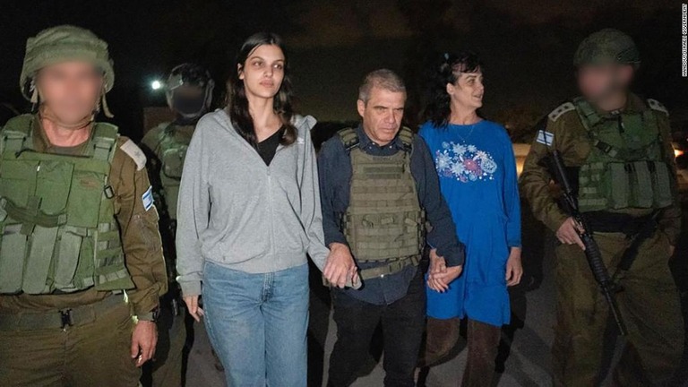 ハマスの人質となっていた米国人の母娘が解放された/Handout/Israeli Government 