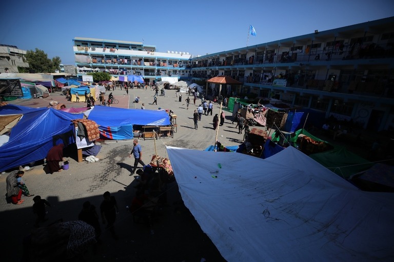国連の学校に避難してきた人々＝２０日、パレスチナ自治区ガザ地区/Majdi Fathi/NurPhoto/Getty Images