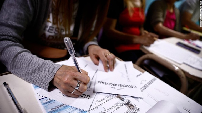 投票所で作業する係員＝２２日、アルゼンチン首都ブエノスアイレス/Emiliano Lasalvia/AFP/Getty Images