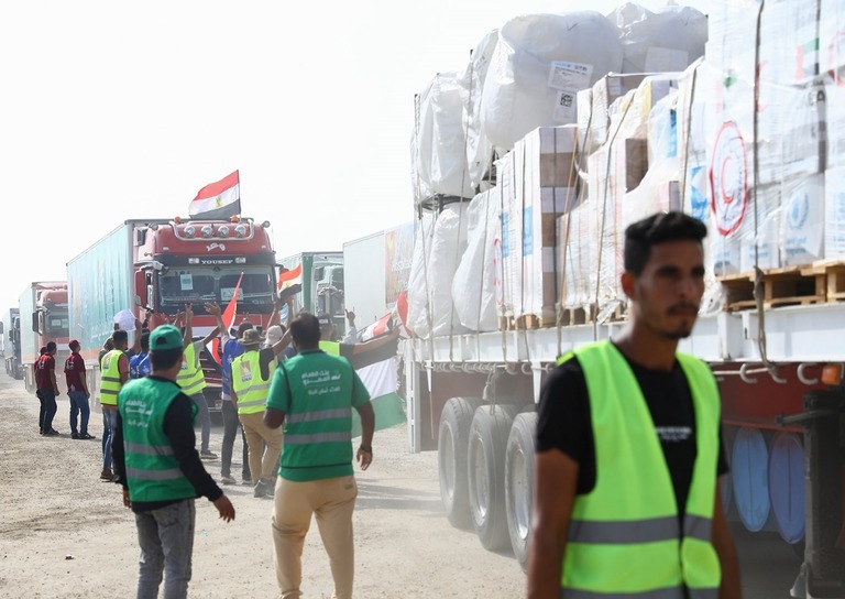 支援物資を積んでガザへと向かうトラックの列＝２２日/Stringer/Anadolu/Getty Images