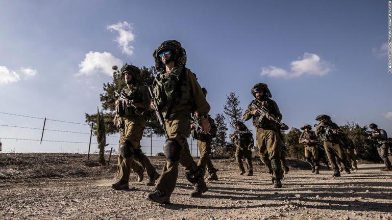 パレスチナ自治区ガザ地区の周辺をパトロールするイスラエル軍の兵士＝１９日/Mostafa Alkharouf/Anadolu Agency/Getty Images