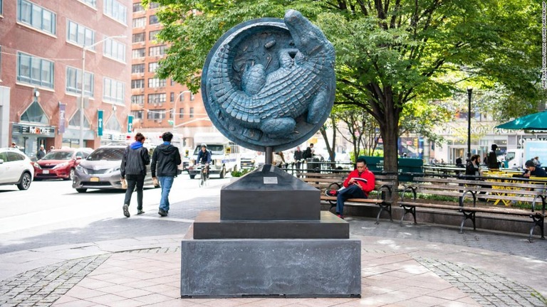 「ニューヨークの下水道にはワニがいる」という都市伝説にちなんで作成された彫像/Jane Kratochvil/Union Square Partnership