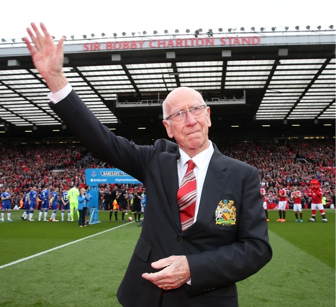 自身の名を冠したスタンドの除幕式に参加したボビー・チャールトン氏＝２０１６年/Matthew Peters/Manchester United/Getty Images