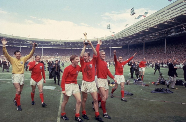 １９６６年に開催されたサッカーのワールドカップ（Ｗ杯）でイングランドが優勝後、トロフィーを掲げるボビー・チャールトン氏（中央）/Hulton Archive/Getty Images