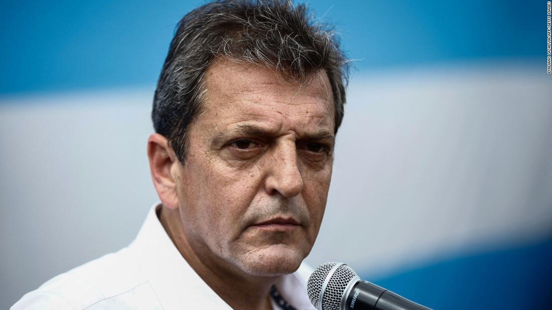 投票後、記者会見に臨むセルヒオ・マッサ氏=22日、アルゼンチン首都ブエノスアイレス/Emiliano Lasalvia/AFP/Getty Images