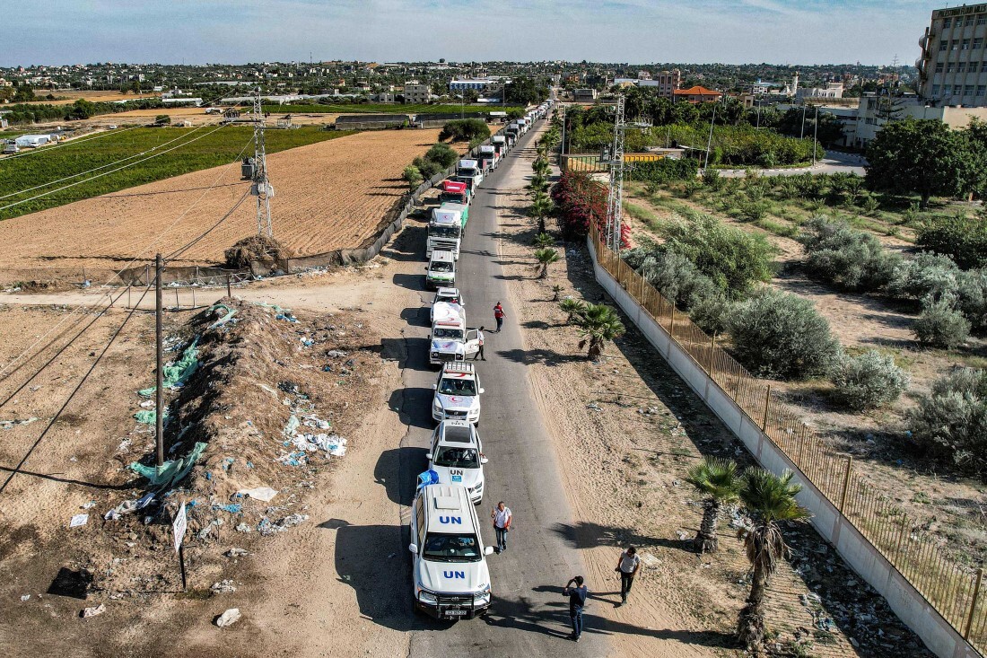 ガザ地区に到着した人道支援トラックを空から捉えた写真/Belal Al Sabbagh/AF/Getty Images