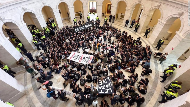 米連邦議会議事堂の隣の施設で即時停戦を求める抗議集会を開くユダヤ人団体のメンバー/Jim Lo Scalzo/EPA-EFE/Shutterstock
