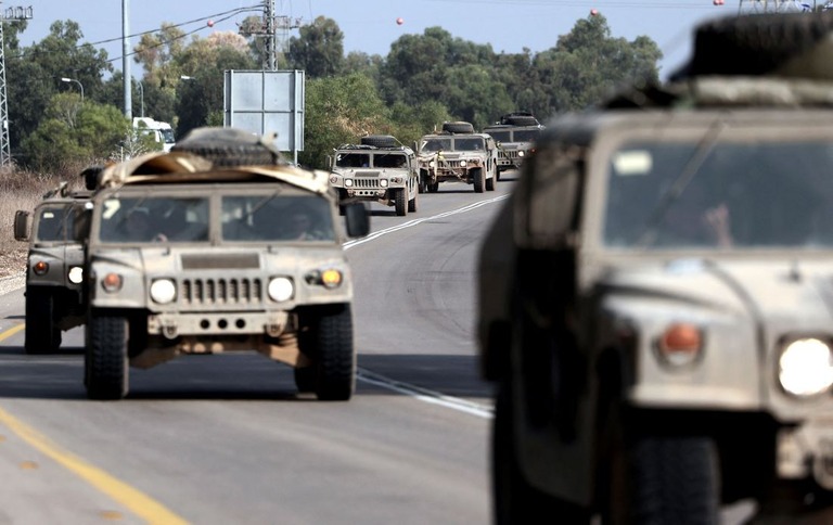 ２３日、イスラエル南部スデロット近郊を走行するイスラエル軍の車両/Thomas Coex/AFP/Getty Images