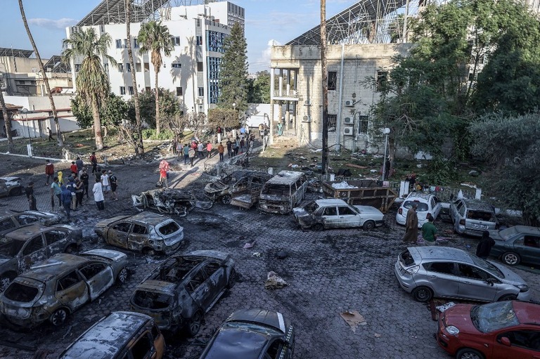 爆発が起きたガザの病院周辺の様子＝１８日撮影/Ali Jadallah/Anadolu via Getty Images