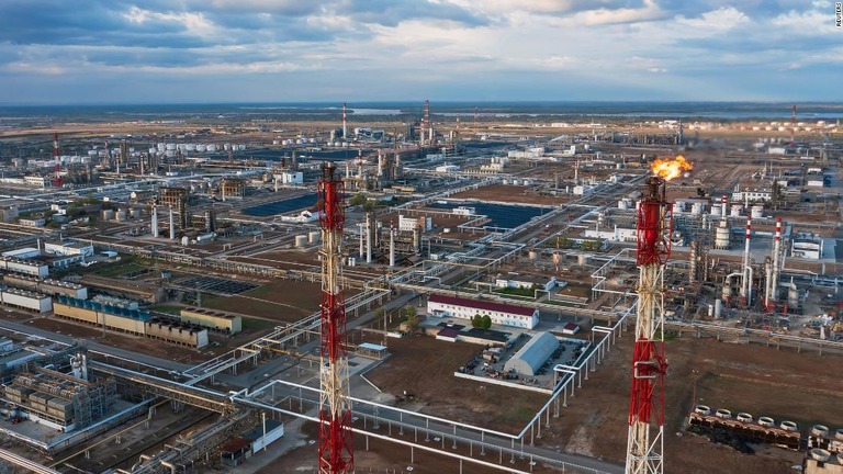 ロシア２位の石油会社ルクオイルの石油精製所＝２０２２年４月２２日、ロシア南部のボルゴグラード/Reuters