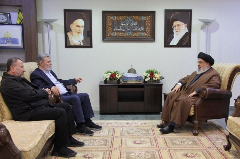 ハマスやイスラム聖戦の幹部と会談するナスララ師（右）/Hezbollah Media Office/Reuters