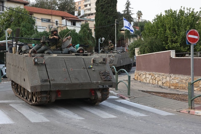 イスラエル北部とレバノンの国境付近を巡回するイスラエル兵士＝２３日/Gil Cohen-Magen/AFP/Getty Images