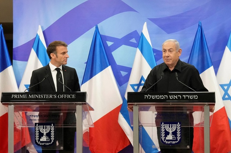 フランスのマクロン大統領との共同記者会見で発言するイスラエルのネタニヤフ首相＝２４日、イスラエル・エルサレム/Christophe Ena/Pool/Reuters