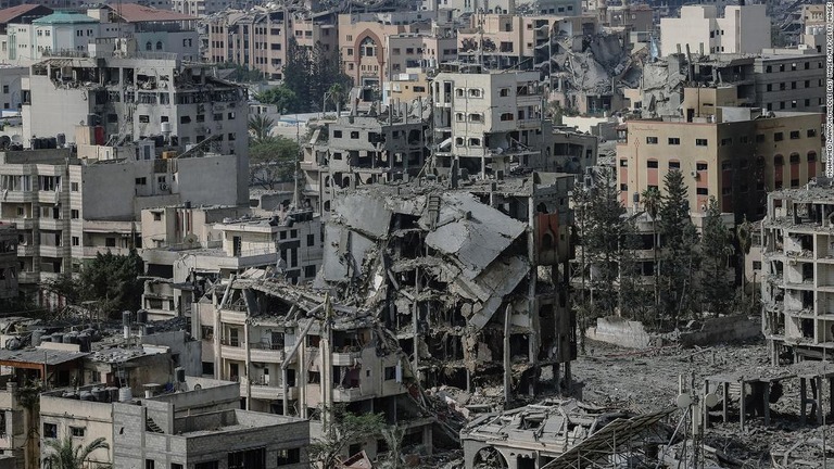 イスラエルによる空爆で廃墟となったガザ地区のビル群/Mohammed Zaanoun/Middle East Images/AFP/Getty Images
